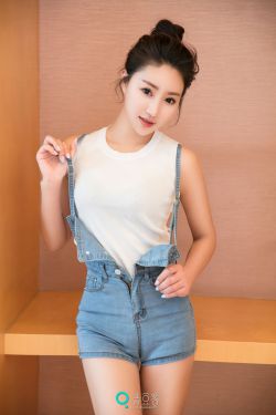 美女自乳慰